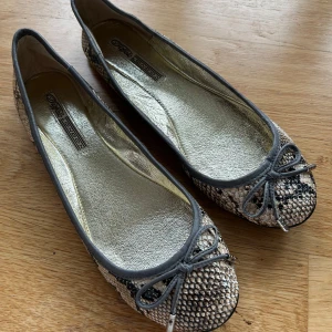 Ballerinaskor - Snygga ballerinaskor i ormmönster. I helt nytt skick, men för små för mig 💕