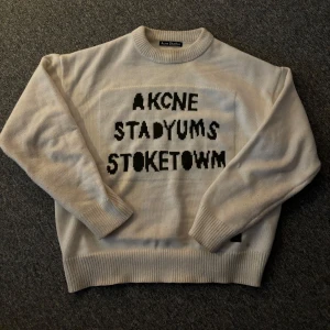 Vit Acne Studios Tröja - Den är i bra skick, skulle säga 8.5/10. Storlek large, kolla på bilden för att se passformen (är 187cm).  Skickas via PostNord! Skicka pm för fler frågor.