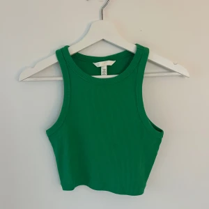 Grönt linne, helt nytt - Superfint grönt croppat linne i storlek XS 💚 Helt nytt med prislappen kvar!