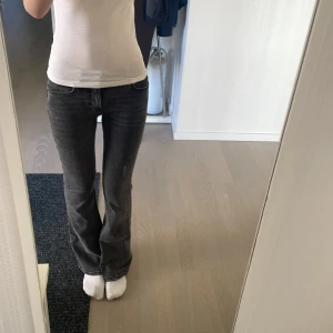 Gina jeans - Snygga grå jeans från gina med bootcut-stil. De har en klassisk femficksdesign och en bekväm passform. Perfekta för en avslappnad look. Storlek 32❤️