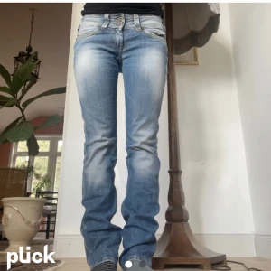 Jeans - Pepe jeans, supersnygga på vintern hösten och våren, och till och med på sommarkvällar. Snygg färg och sitter super skönt, säljer pga dom är för små för mig. Skriv om ni har frågor! Priset kan diskuteras🌸♥️