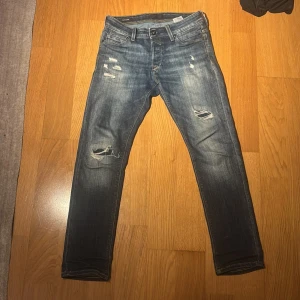 Jack n Jones Jeans med slitningar  - Tja, säljer ett par riktigt feta Jack n Jones Jeans med sköna slitningar. Modellen är slim Glenn. W29 L30. Om du har fler frågor eller funderingar så hör av dig! Mvh JacobsCloset 