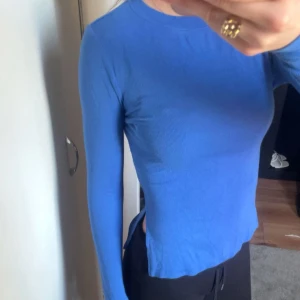 Blå långärmad topp - Säljer en stilren blå långärmad topp med rund hals. Perfekt för en enkel och snygg look. Passar bra till både jeans och kjol. Hör av dig vid intresse! 💙