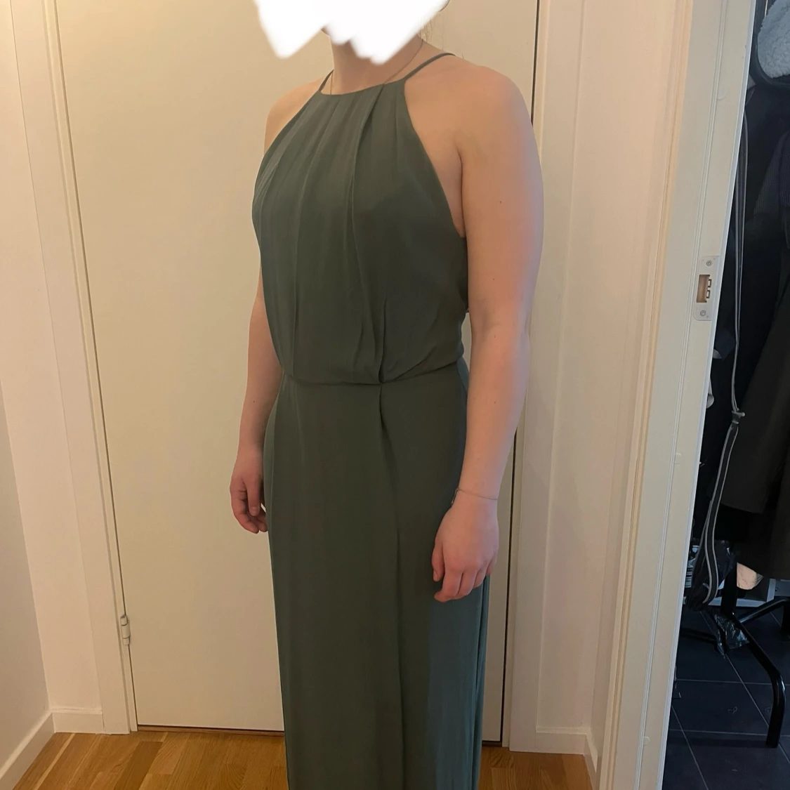 Grön balklänning med spetsdetaljer