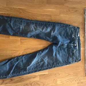 Blå jeans från Levis - Säljer ett par klassiska blå jeans från Levis. De har en rak passform och är tillverkade i slitstarkt denim. Perfekta för en avslappnad stil. W30/L32