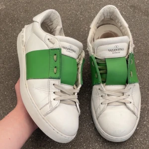 Valentino open - Säljer dessa sjukt snygga valentino opens i storlek 40 skick 8/10 och passar sjukt bra till sommaren. Skriv gärna vid frågor📩