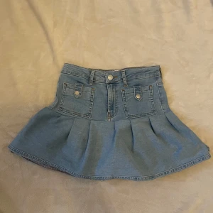 Jeanskjol volang🩷 - Säljer en snygg volang jeanskjol! som jag själv har sytt! aldrig andvänd och kan sänka priset vid snabbt köp!