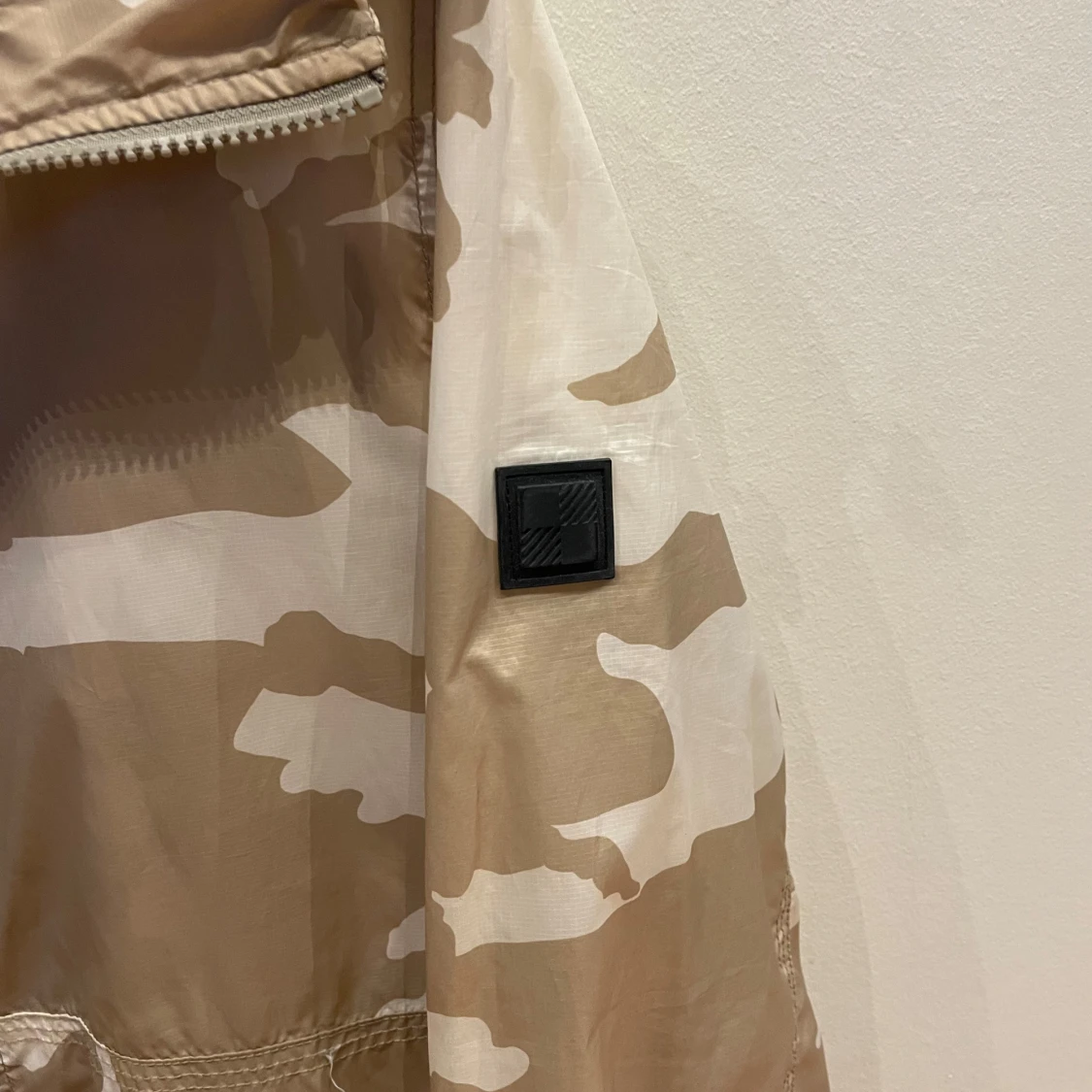 Beige och vit Camo Windbreaker från Woolrich - 2