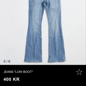 Blå jeans 'Low Boot' - Snygga blå jeans med bootcut-stil. Perfekta för en avslappnad look med sneakers eller boots. De har en klassisk femficksdesign och en bekväm passform.