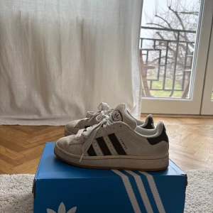 Adidas Campus sneakers - Säljer ett par klassiska Adidas Campus sneakers