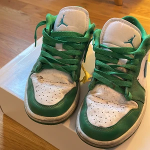 Gröna och vita Nike Air Jordans - Snygga gröna och vita Nike Air Jordans. Skorna har gröna snören och en vit bas med gröna detaljer. Perfekta för dig som vill ha en sportig och stilren look. storlek 36,5 ganska använda 