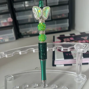 Hemmagjord grön penna med en fjäril på toppen🦋💕 - En hemmagjord grön penna med en fjäril🦋💕 