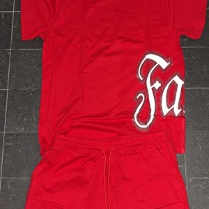 Rött Sommarsett!  - Det är ett rött sommarset som är Unisex! Luftiga och sköna sommarkläder som ser bra ut! Finns även i S och L