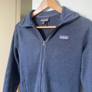 Patagonia fleece - Tja säljer min tvär feta Patagonia fleece utan några defekter. Ett perfekt plagg till svala sommarkvällar! Kom privat om du har frågor. 