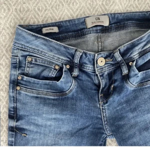 Low waist jeans LTB  - Super snygga och trendiga Low waist jeans från LTB, helt nya, använt Max 5 gånger, köptes för 800 säljer för halva priset💕storlek 27/30 är som en m/s💖