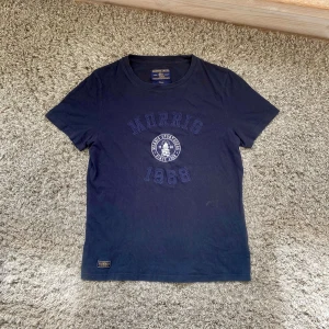 Morris t shirt - Säljer en snygg mörkblå t-shirt från Morris!⭐️ Skick : 9,5/10!🤝 Storlek S!👍 Hör gärna av er om ni har funderingar!🙌