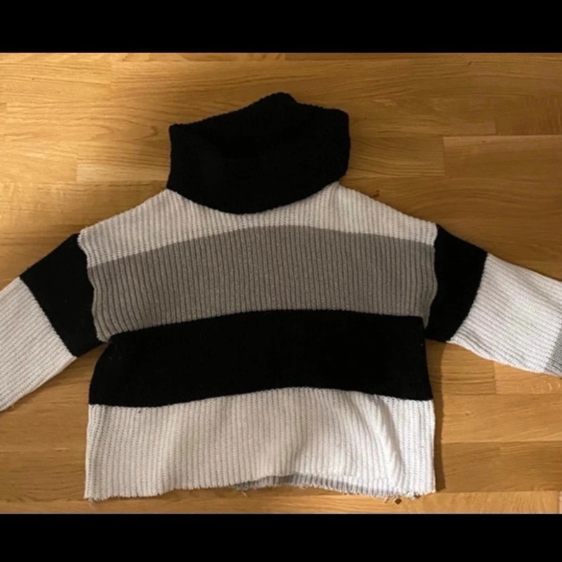 Randig stickad polotröja - 1