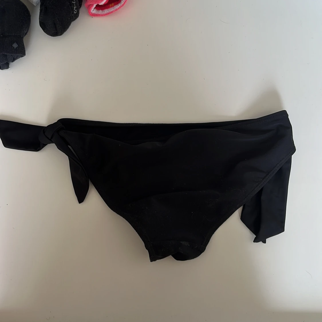 Svart bikiniunderdel med knyt - 1