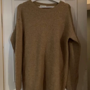 Beige stickad tröja från H&M - Säljer en mysig beige stickad tröja från H&M. Tröjan har en rund halsringning och långa ärmar, perfekt för kyligare dagar. Enkel och stilren design som passar till det mesta. Perfekt för höst och vinter!