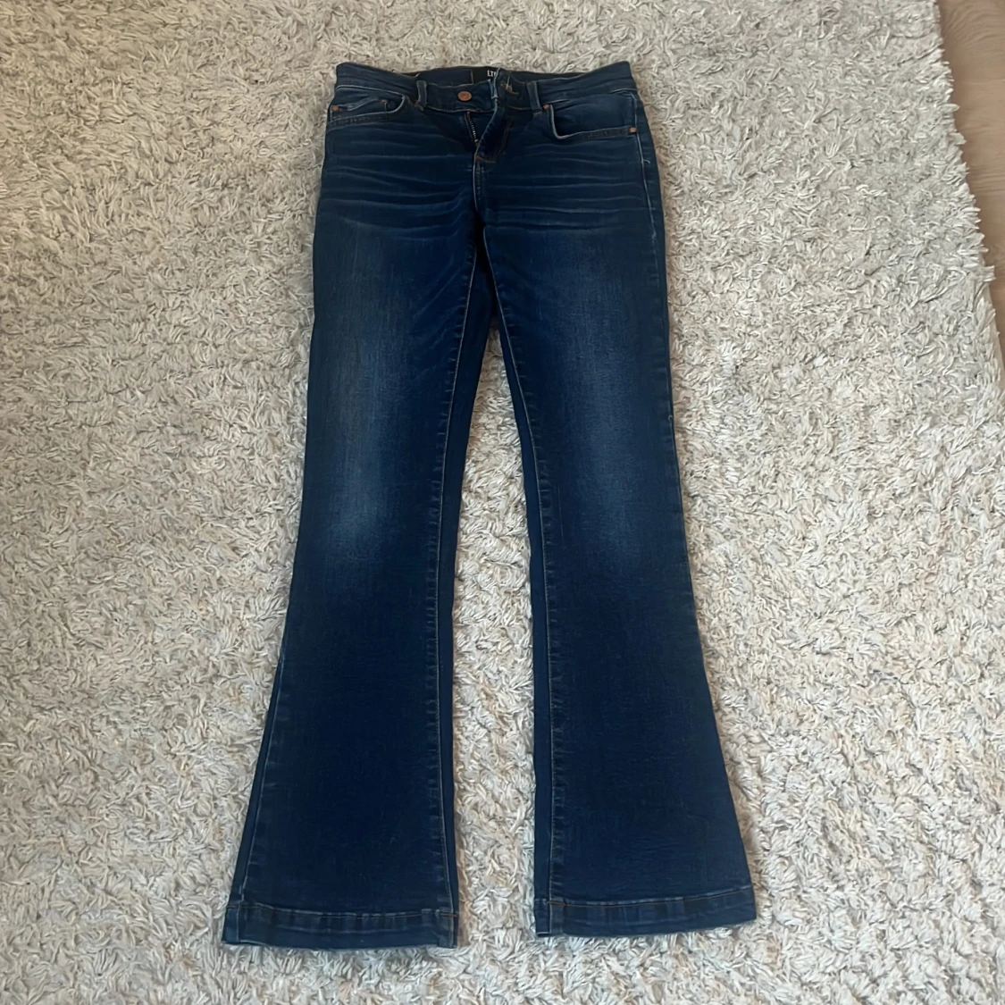 Mörkblå bootcut jeans från LTB