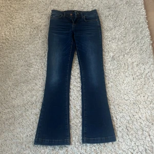 Mörkblå bootcut jeans från LTB - Säljer ett par snygga mörkblå bootcut jeans från LTB. De har en klassisk femficksdesign och en bekväm passform, strechigt material och nästan nya ☺️