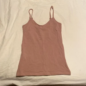 Rosa linne - Säljer ett gulligt linne från lager 157 i storlek XS, den har aldrig används och är helt ny. Linnet är också mer rosa och ljusare än på bilderna (ungefär som på sista bilden), kommer också passa bra i sommar.