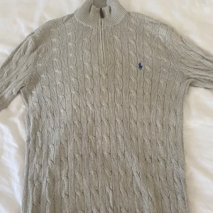 Ralph lauren zip - En riktigt sjön Ralph lauren halvzip med kabelstickade mönster och begär färg storlek S