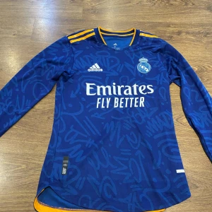 Blå Madrid tröja - Säljer en blå långärmad Realmadrid tröja. Mycket bra skick. Storleken är S. 