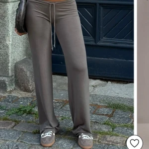 Bruna mjukisbyxor med snörning - Snygga bruna mjukisbyxor med snörning i midjan. Byxorna har en loose passform och är perfekta för en avslappnad stil. De är tillverkade i ett mjukt material som ger en bekväm känsla hela dagen.