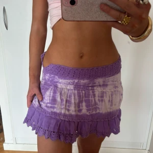 Sommar kjol  - Så söt och somrig kjol. Står ingen storlek men passar s och m. Jag är 168 och det är mina bilder, köp via köp nu direkt eller Swish, kvar tills markerad som såld 💕