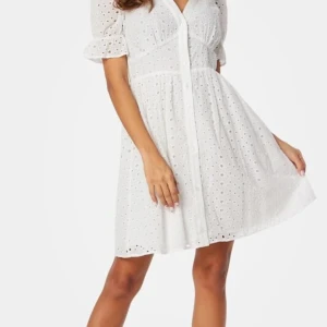 Vit klänning - Klänning från bubbleroom med prislapp kvar och inte använd, super bra skick!