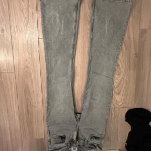 Grå jeans med bootcut - Snygga grå jeans från LTB med en klassisk bootcut-stil. Perfekta för en avslappnad look. De har en låg midja och är tillverkade i ett bekvämt denimtyg. Pris kan diskuteras, +frakt