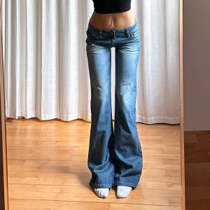 Lågmidjade bootcut jeans - Vintage från Bright star💓midja 38 innerben 84 jae 165. Obs knappen sitter lite löst