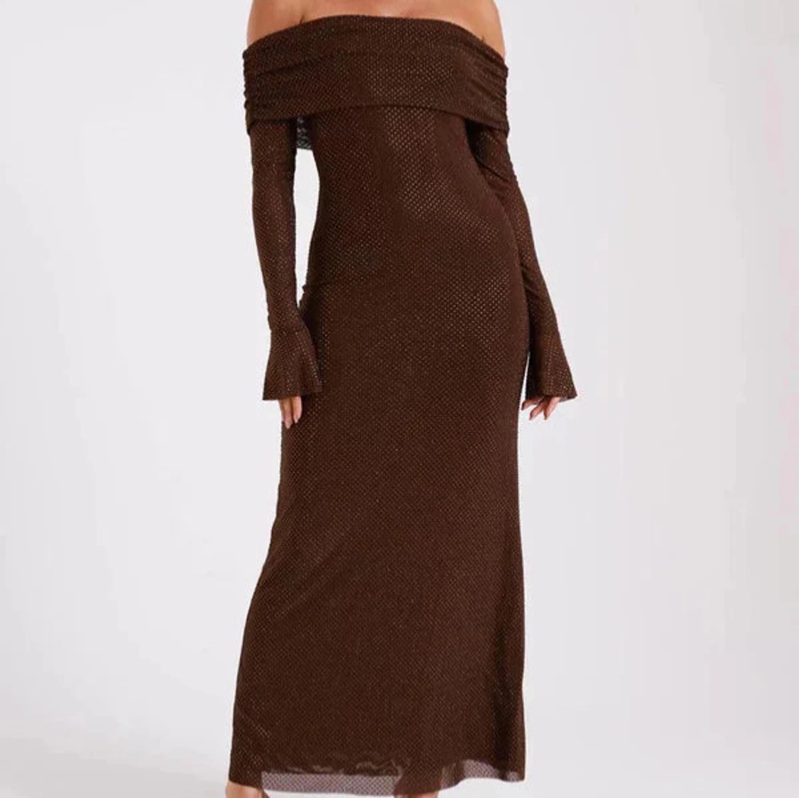 Brun glittrig offshoulder klänning - 1
