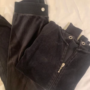 Mjukis sett velour i svart  - Mjukis sett från Cubus. 