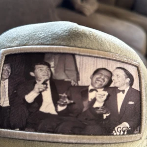 Grön och svart keps med vintagebild - Snygg keps från MAGGIORE med en unik vintagebild framtill. Kepsen har en grön front och skärm, medan baksidan är i svart mesh för bra ventilation. Perfekt för en cool och avslappnad stil.