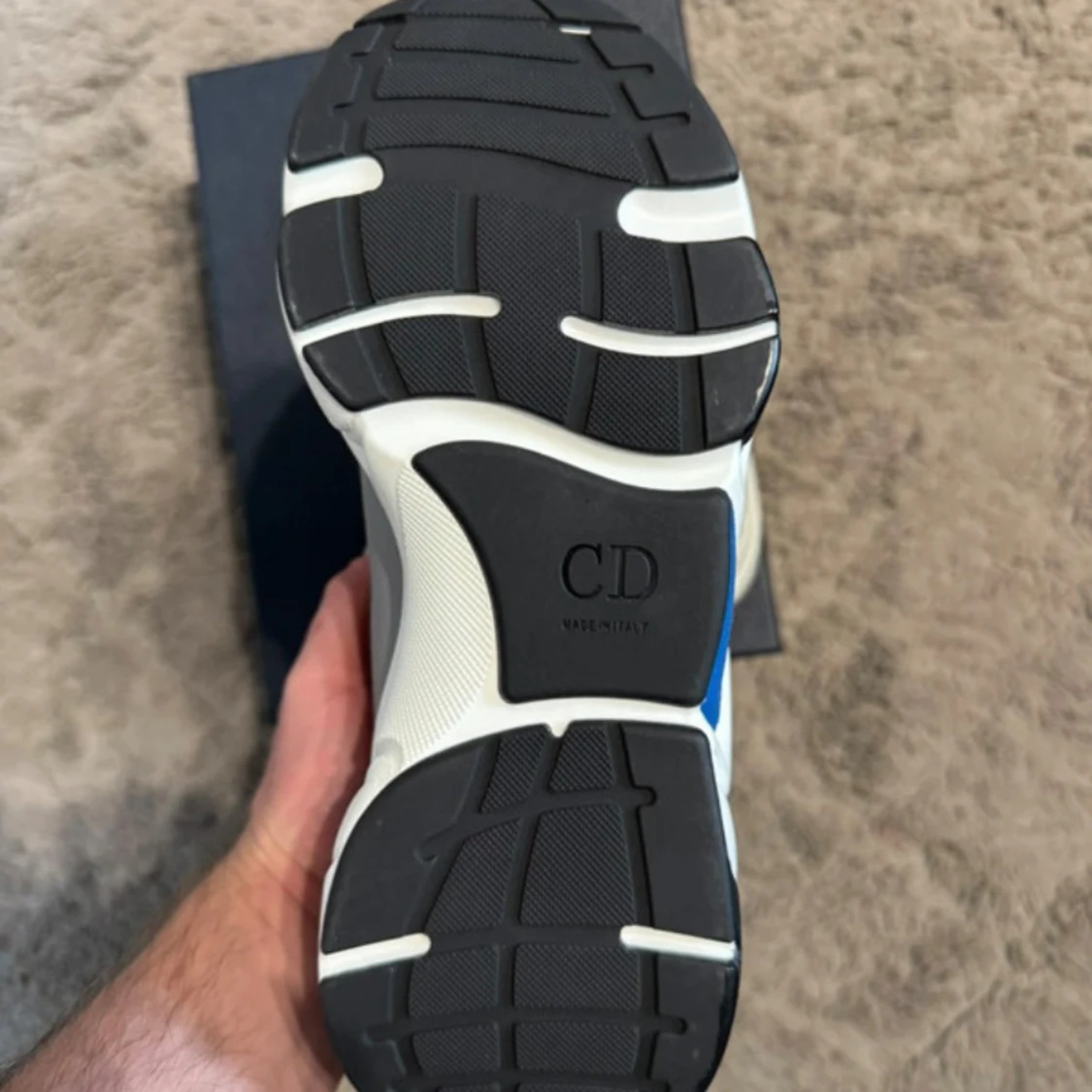 Grå och vita sneakers från Dior. Till salu för 2999 - 4