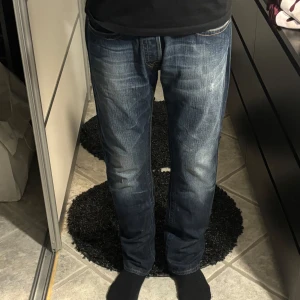 Blå jeans från Replay - Säljer ett par klassiska blå jeans från Replay. De har en normal passform och är tillverkade i slitstarkt denim. Perfekta för en avslappnad stil.