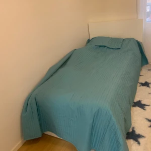 Sängöverkast  - Sängöverkast från IKEA. Har en kudfodral till. Mest rättvis färg på bild 1. Ena sidan är turkos andra är ljusare blå. Lite fläck på ena sidan av kudfodralen. Tvättats och klart. Knappt använts. 