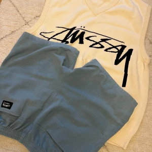 Vit v-ringad väst från Stüssy - Vest+Short