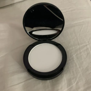 e.l.f. Perfect Finish HD Powder - Säljer ett e.l.f. Perfect Finish HD Powder i en stilren svart dosa med spegel. Perfekt för att sätta sminket och lätt att ta med i väskan. Endast testad och köpt i USA för något över 100 kr. Hör av dig om frågor💕