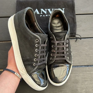 Lanvin - Säljer dessa snygga lanvins i uk 7 vilket motsvarar 41-42! Skick 7/10. Defekter? Sliten mocha, slitsge bak på skorna, lite sliten häl. Vad ingår? Dustbag! Hör av dig vid minsta fundering✌️postar inom 24H 🚚 
