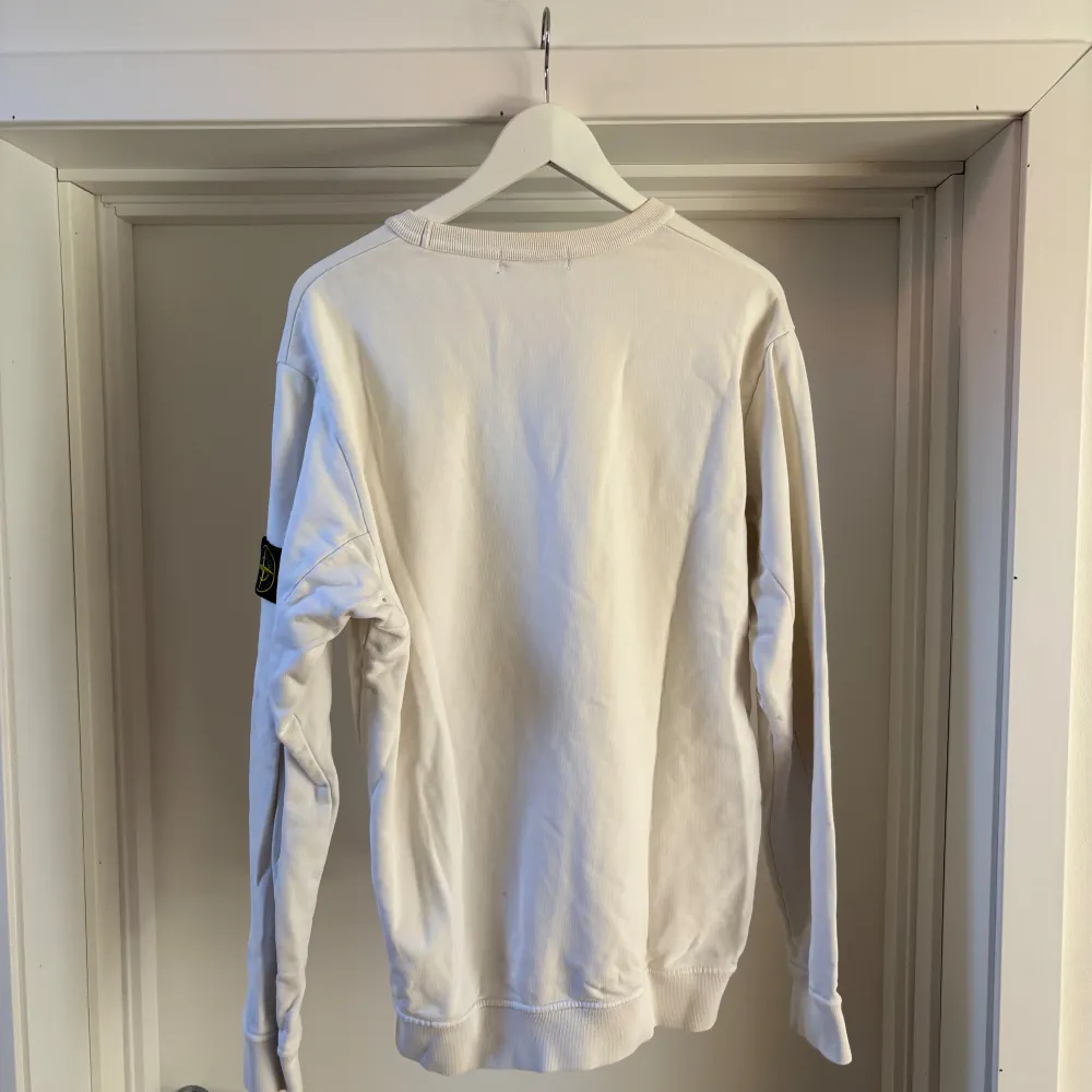 En vit tunnare sweatshirt som är i storlek L. Finns missfärgning runt halsen och ett litet litet hål i armhålan som inte gör något. . Neuletakit & Villapaidat.