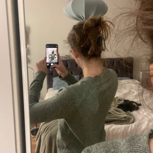 Grön stickad tröja - Säljer en mysig grön stickad tröja med rund halsringning. Tröjan har långa ärmar och en bekväm passform, perfekt för kyligare dagar. En stilren och enkel design som passar till det mesta.