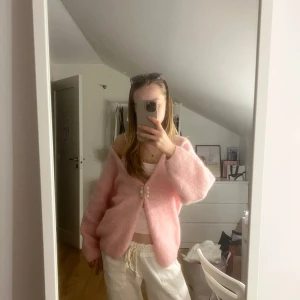 Superfin kofta🥰 - Säljer nu denna superfina koftan från Lindex då den inte kommer till andvänding längre🥰 den är i superfint skick, skriv vid frågor eller fler bilder💞💞💞