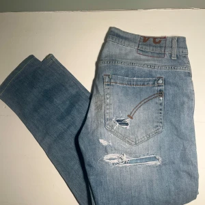 Dondup George - Tja! Just nu säljer vi dessa sjuk snygga dondup jeans. Modellen heter George och är destroyed från fabric vilket är sjukt populärt just nu! Nytt pris = 4000kr Vårat pris = 799kr. Vid snabb affär så kan pris diskuteras. Kom gärna med frågor😁