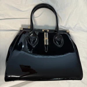 Svart glansig handväska - Elegant svart handväska med en glansig finish, nyskick 