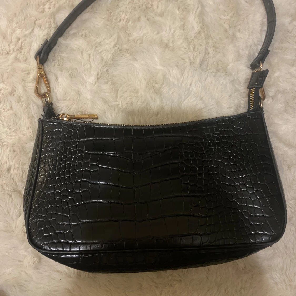Svart axelväska i syntet med krokodilmönster - 1