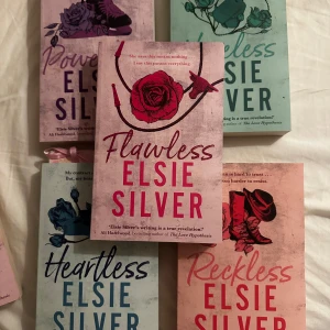 Flawless av Elsie Silver - Hej! Jag har precis beställt hem hela denna underbara bokserie men råkade kicka i 2st av samma bok (flawless) det är ettan i bokserien och ett perfekt tillfälle för någon att börja läsa serien! Boken kostar 229kr i butik men mitt pris är 50%! Dvs 115kr för boken! 