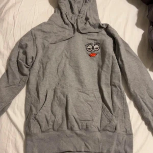 Odz merch  - Hoodie från odz merch. Använd några gånger. Säljer då den inte används mer. Dessa finns inte längre att köpa. Bra kvalité på materialet